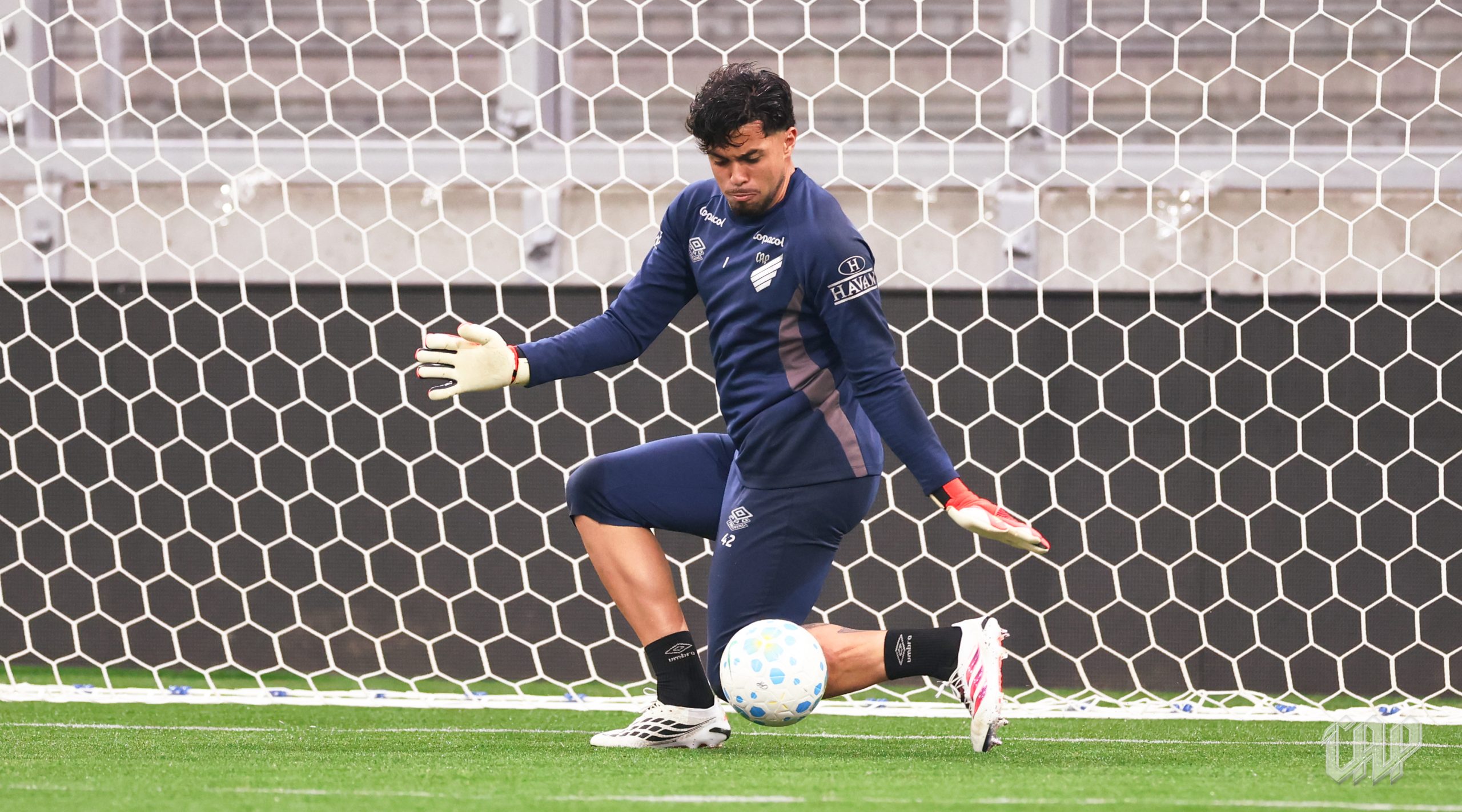 Jogador do Athletico durante treinamento na Arena da Baixada antes da partida contra o Bahia.